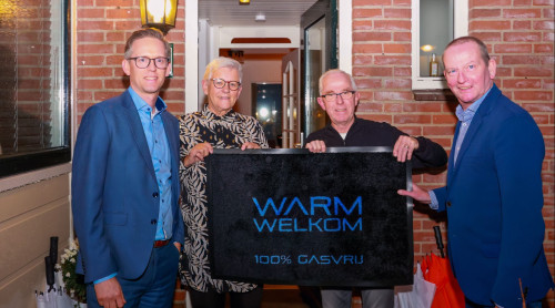 Marco van Soerland, familie Sombroek en wethouder Rene Schoemaker met aardgasrij deurmat