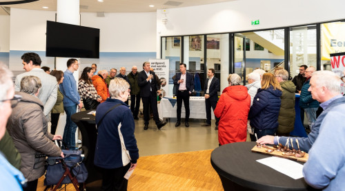 Foto van de informatiemarkt in de Raadzaal van het gemeentehuis tijdens de aftrap voor de aanleg van het warmtenet in Papendrecht