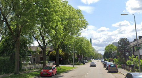 Foto van de Surinamestraat in Zwijndrecht waar onder andere het warmtenet wordt aangelegd