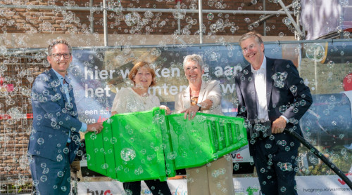 foto van de bestuurders van gemeente Zwijndrecht, woningcorporaties Trivire en Woonkracht10 en HVC die de openingshandeling verrichten