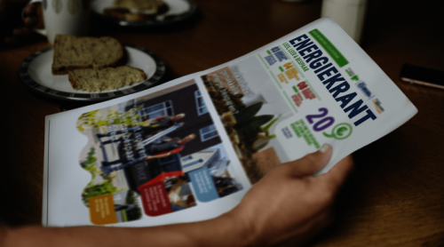 Foto van iemand die de Energiekrant leest