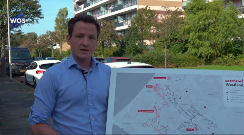 Cees Wagemaker met kaart warmtenet Westland