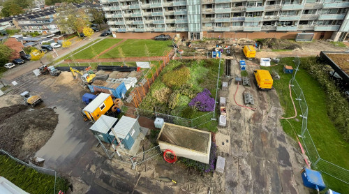 Overzicht van het werkterrein in de Constantijn Huygenslaan vanaf de 6e verdieping van de flat