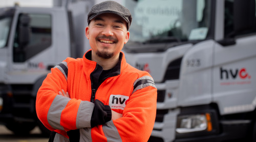 chauffeur inzameling lachend in beeld