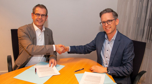 Wethouder duurzamheid Ralph Lafleur en HVC directeur warmte Marco van Soerland ondertekenen de samenwerkingsovereenkomst