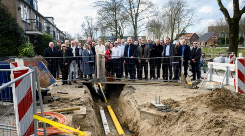 Foto van een bezoek aan een werklocatie waar samenwerkt wordt in de ondergrond