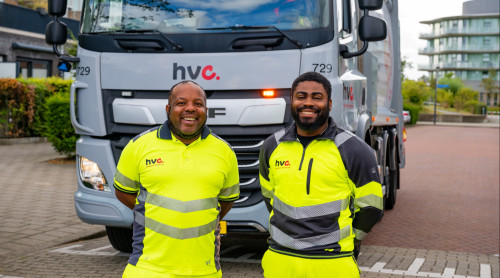 Chauffeurs in Westland staan voor hun wagen