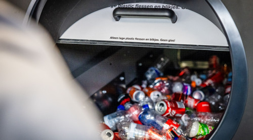 Groot aantal flesjes en blikjes in de bulkmachine