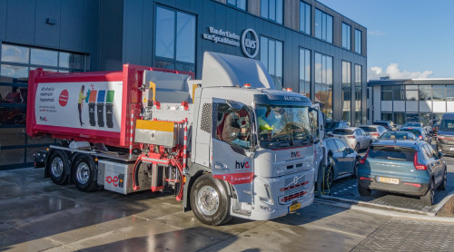 Elektrische wagen rijdt fabriek uit