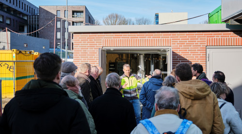 Klaas de Wit, projectleider HVC geeft uitleg bij een warmteoverdrachtstation