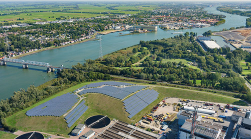 luhtfoto van HVC Dordrecht met daarop waterzuivering en zonnepark
