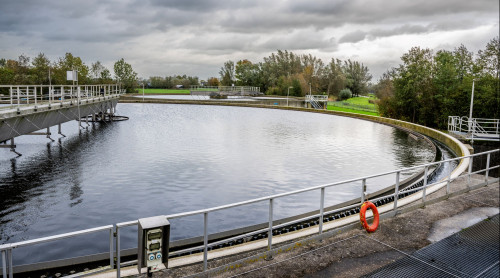 beeld van een waterzuivering, de waterbak