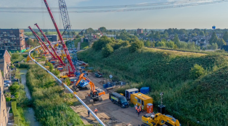 beeld van de leidingen die onder de rivier de Merwede worden getrokken