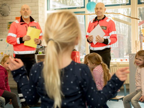 Chaufeurs van HVC staan voor de klas en geven les over afvalscheiden op de basisschool