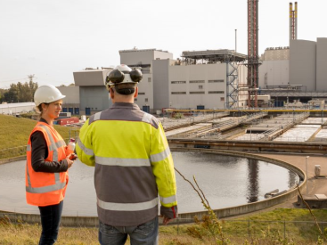 overzichtsfoto van rioolwaterzuivering met op de achtergrond de slibverbrandingsinstallatie