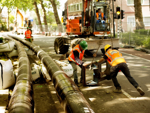 werkmannen werken aan het analeggen van de warmteleidingen in Dordrecht