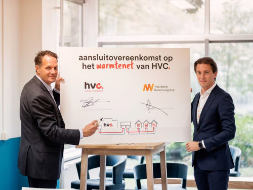 Directeur Duurzame Energie HVC Arjan ten Elshof en Jurgen Sernee, lid van de Raad van Bestuur van Noordwest zetten handtekening onder de aansluitovereenkomst; het contract met HVC voor de levering van warmte