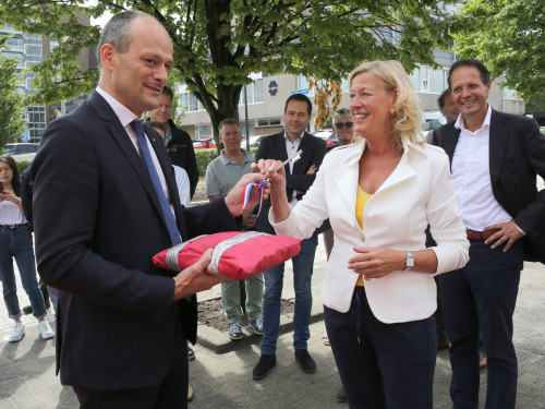 Wethouder Rik van der Linden reikt de sleutel uit aan Corrie van Randwijk, bestuurder van De Merwelanden