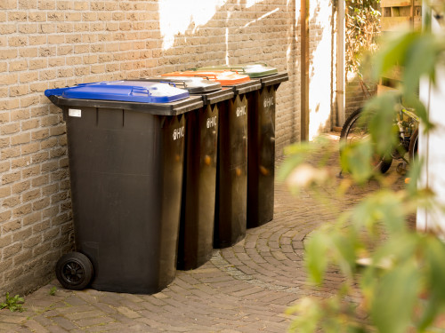 4 afval bakken aan huis, papier, restafval, plastic en gft.