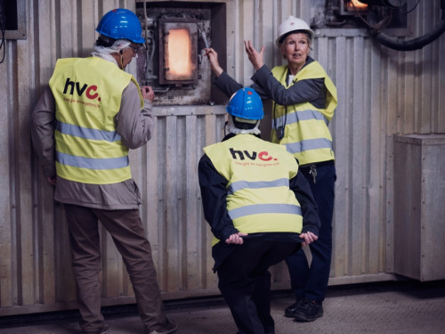 Rondleider van HVC laat doorkijk naar verbrandingoven zien.