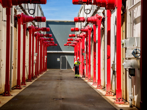 foto van medewerker die tussen de 2 vergistingsinstallaties doorloopt