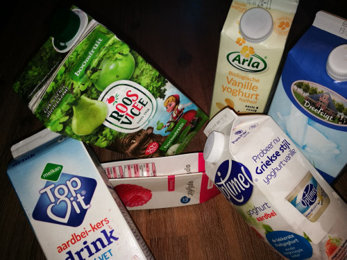 Verschillende drinkpakken van verschillende merken bij elkaar getoond