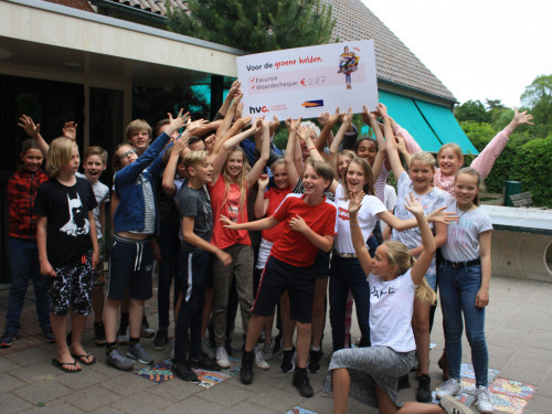 Kinderen van de basisschool houden blij een grote waardebon omhoog
