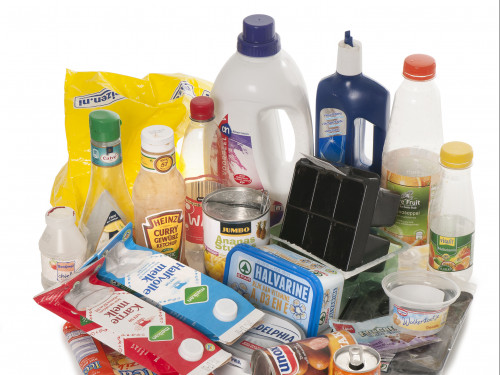 Verzameling van diverse lege drinkpakken, blikken, plastic flessen van diverse merken