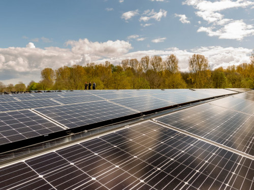 zonnepanelen op ene groot dak