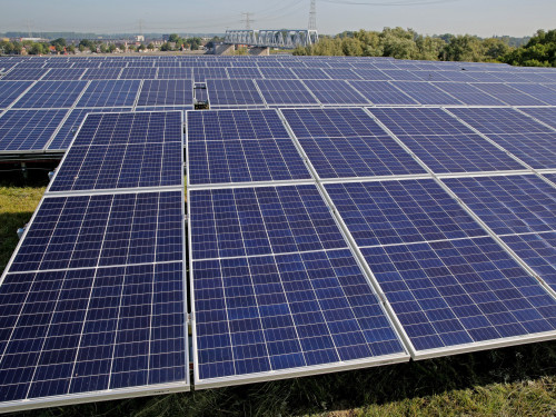 afbeelding van zonnepanelen op de voormalige vuilstortplaats Crayestein