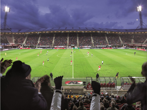 foto van voetbal wedstijd met AZ in Afas stadion, welke is verwarmt door het warmtenet van HVC