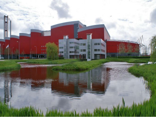 Kantoor HVC in Alkmaar met op de achtergrond de afval energie centrale en op de voorgrond een vijver. 