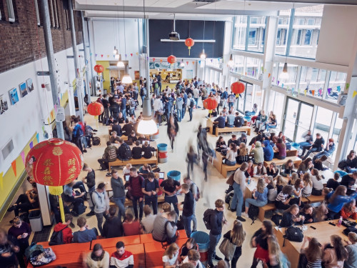 Foto van leerlingen in de kantine van PCC het Lyceum in Alkmaar