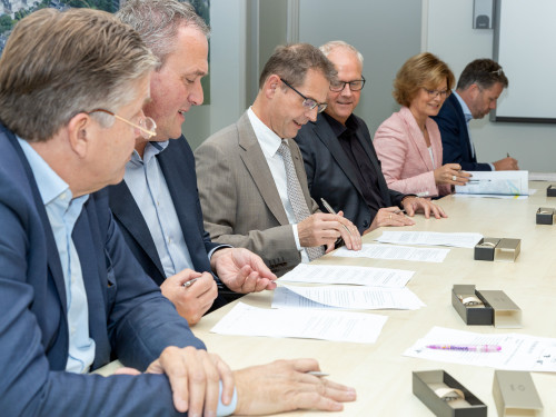 Bestuurders van samenwerkende partijen ondertekenen intentieverklaring voor een warmtenet in Hendrik-Ido-Ambacht