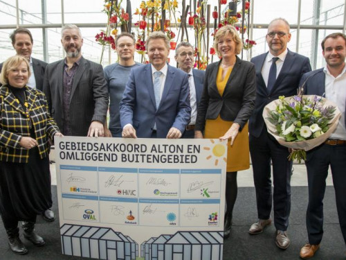 Links naar rechts op een rij: Caroline van de Pol, Arjan ten Elshof, Marcel Numan  en voorzitter Ondernemersvereniging Alton), Bob van der Hout, Jaap Bond, Thijs Pennink , Monique Stam, Theo Meskers, Dave Vlaming staan op een rij een houden een bord vast met handtekeningen en de tekst Gebiedsakkoord Alton en omliggend buitengebied