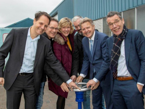 Van links naar rechts: Arjan ten Elshof (directeur Duurzame Energie HVC), Bob van der Hout (directeur Agri & Food Rabobank Alkmaar e.o.), Monique Stam (wethouder Economie en Duurzaamheid, gemeente Heerhugowaard), Marcel Numan (directeur-eigenaar NH Paprika en voorzitter Ondernemersvereniging Alton), Jaap Bond (gedeputeerde Landbouw en Economie, provincie Noord-Holland), Thijs Pennink (directeur Ontwikkelingsbedrijf Noord-Holland Noord). Zij houden allen een draaiknop vast.