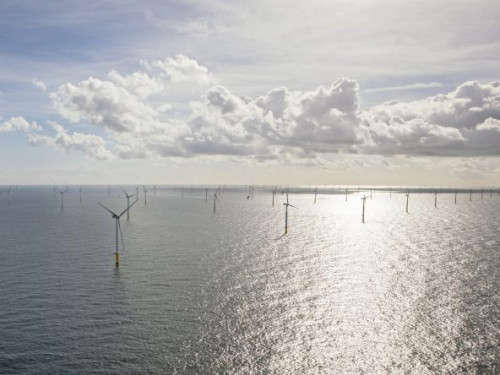 Windmolenpark op zee - horizon met veel windmolens op een zonnige dag met een paar wolken