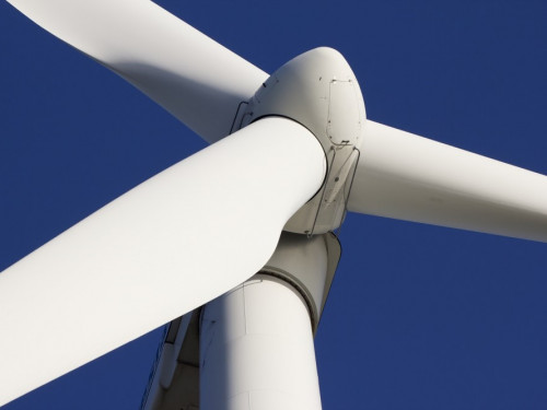 Ingezoomde foto van de wieken van een windmolen bij windpark Burgerveen