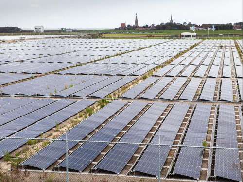 Zonnepark Wieringermeer met allemaal zonne-energiepanelen op een rij 