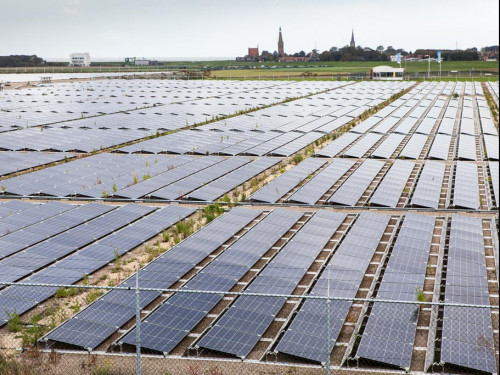 Zonnepark Wieringermeer met allemaal zonne-energiepanelen op een rij