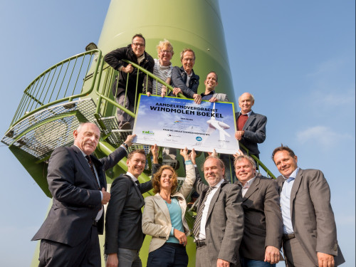 vertegenwoordigers van de energiecooperaties en decra bij windmolen Boekel