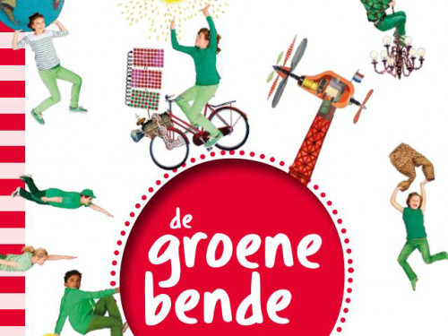 voorpagina van educatieboek de groene bende met daarop een aantal getekende personen in groen shirt of broek, bijvoorbeeld een mevrouw op de fiets met de zon in haar hand en een mevrouw met een extreem grote fles schoonmaakmiddel. In het midden staat een grote rode stip met de titel van het boekje.