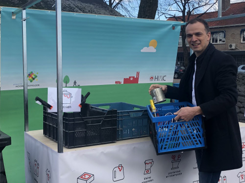 wehouder Simonse levert spullen in bij recyclekraam