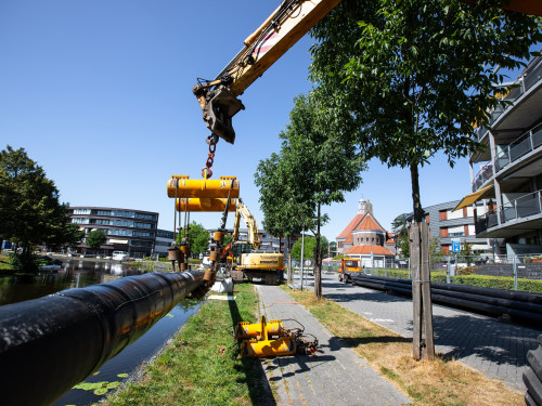 Warmteleiding hangt boven de grond voor een boring bij het zorgcentrum in Alkmaar