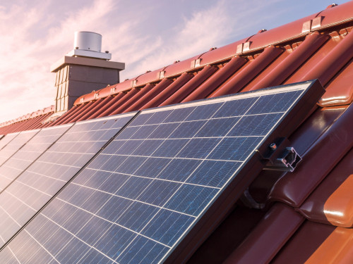 Zonnepanelen op een dak van een huis