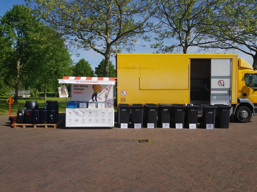 Afbeelding recyclekraam inclusief inzamelbakken