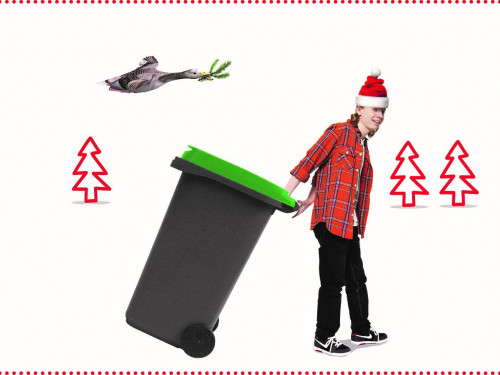 jongen heeft achter zich een bak vast met grond deksel. Op de achtergrond zie je drie getekende kerstbomen en links in de lucht vliegt een eend met een dennetak in zijn bek.