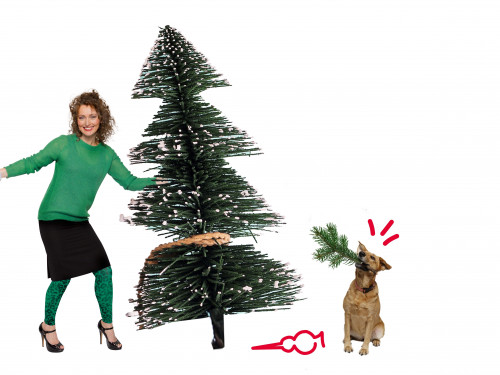 vrouw houdt kerstboom vast. Naast de kerstboom zit een hond met in zijn bek een kersttakje. Op de grond ligt een getekende piek.