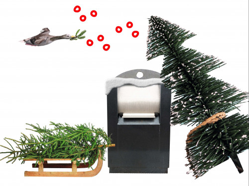 De kerstboom staat tegen een ondergrondse container aan. Aan de andere kant van de container staat een slee met daarop een kerstboom. In de lucht vliegt een eend met in zijn bek een kersttakje en er vallen getekende sneeuwvlokken naar beneden.