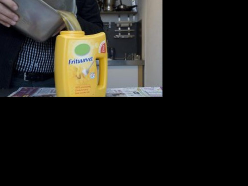Oud frituurvet wordt overgegoten uit frituurpan weer terug in de fles